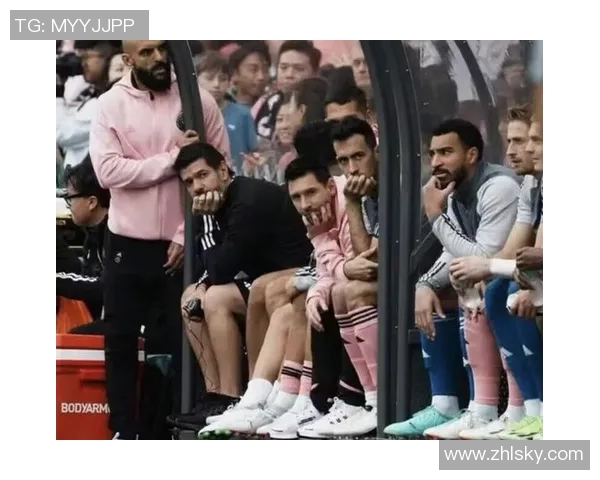 足球明星遭遇意外被踩鞋事件引发球迷热议与媒体关注